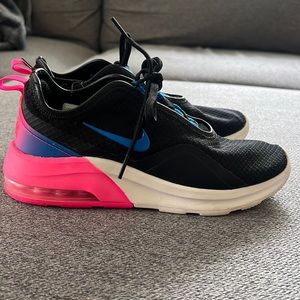 Nike AIR MAX motion 2- Size women’s US 8